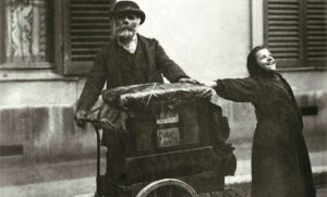 Eugène Atget, Joueur d'orgue et chanteuse de rue, 1898-1899