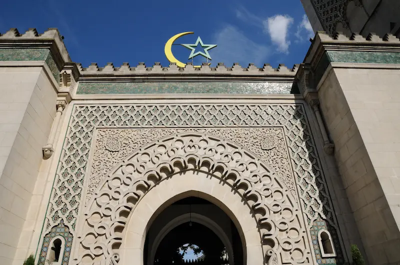 Façade de la Grande Mosquée de Paris © Adobe Stock