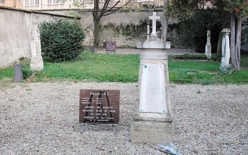 Le gravier marque l’emplacement des fosses communes © Ville de Paris