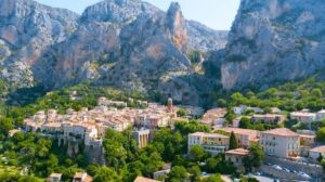 Moustiers-Sainte-Marie © Aleh Varanishcha, Adobe Stock