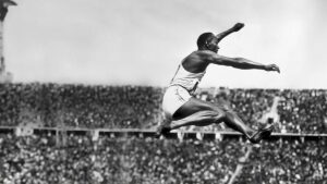 Jesse Owens aux Jeux olympique de Berlin de 1936 © Jesse Owens™ owned and licensed by the Jesse Owens Trust, c/o Luminary Group, www.JesseOwens.com