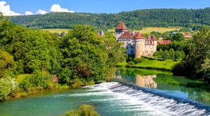 Village de Cléron et son château en bord de rivière © AdobeStock_Olympixel