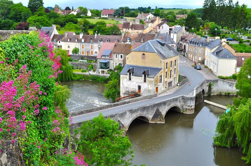 Vue sur Fresnay-sur-Sarthe, Petite cité de caractère © Flickr Bernard Blanc