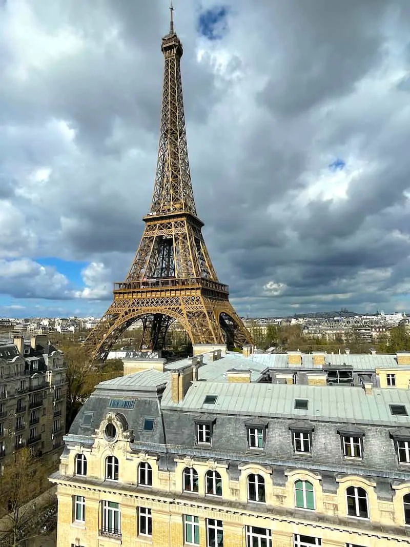 Vue Tour Eiffel depuis le rooftop de l'Hôtel Pullman Tour © Paris Zigzag