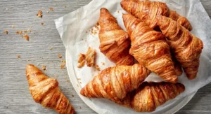 Croissant au beurre © Shutterstock
