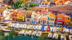 Le Vallon des Auffes et ses maisons colorées à Marseille © AdobeStock_Olena Zn