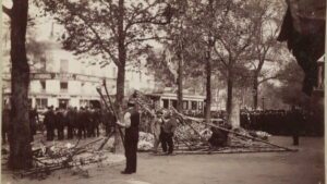 Les restes du dirigeable PAX, sur l'avenue du Maine. Photo Jules Beau