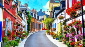 Ruelle fleurie de Saint-Valery-sur-Somme © AdobeStock Eric Isselée