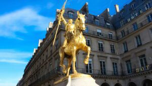 Statue de Jeanne d'Arc, place des Pyramides - © Adobe Stock