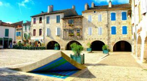 Oeuvre Le coin relevé sur la place des Cornières de Lauzerte © AdobeStock_nfophotography