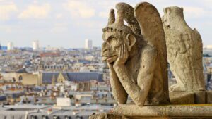 Une chimère de la cathédrale Notre-Dame de Paris - © Adobe Stock