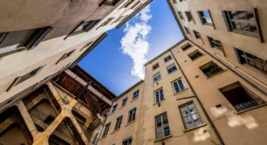 Cour des Voraces © Adobe Stock