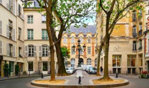 Rue et place Furstemberg © Wikicommons