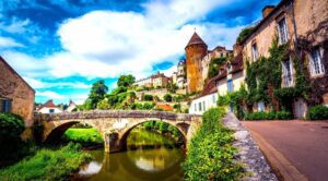 Semur-en-auxois, son pont et son donjon © AdobeStock_ liptoncnx