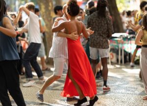 Danse en extérieur - © Adobe Stock