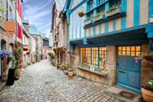 Dinan - Adobe Stock, rh2010