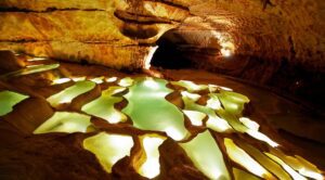 Gours de la grotte Saint-Marcel © Wikimedia Getfunky Paris