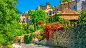 Village de Ménerbes_couv © AdobeStock_dudlajzov