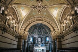 Crypte de la basilique Notre-Dame de Fourvière à Lyon - © Adobe Stock