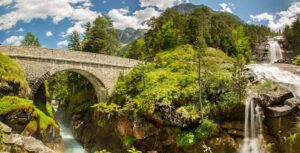Le Pont d'Espagne à Cauterets dans les Pyrénées © Adobe Stock - rochagneux