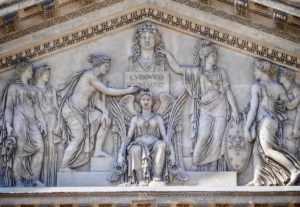 Fronton de la colonnade du Louvre © Arcanum