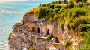 Site troglodytique de Meschers-sur-Gironde © AdobeStock_guitou60
