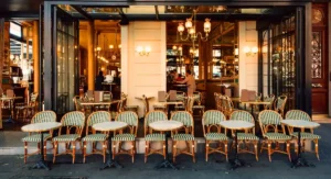 Bistrot Paris © Adobe Stock