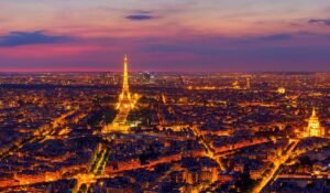 Paris vue aérienne, nuit © AdobeStock