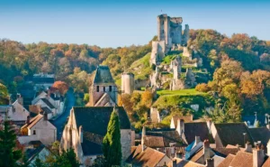 Vue du village en automne © Les Amis de Lavardin
