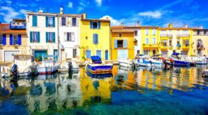Martigues et ses maisons colorées © AdobeStock_Boris Stroujko