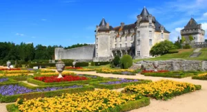 Château de la Roche Courbon © Adobe Stock