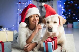 Fille avec un cadeau de Père Noël secret