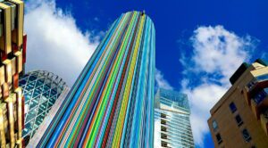 La cheminée Moretti à La Défense © AdobeStock_ jerzy