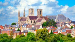 Laon et l'abbaye Saint-Martin © AdobeStock_BreizhAtao