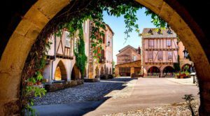 Sauveterre-de-Rouergue parmi les Plus Beaux Villages de France © AdobeStock_mehdi33300