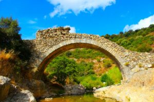 Pont des Fées à Grimaud © Adobe Stock