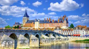 Ville de Gien, son château-musée et son pont au-dessus de la Loire ©AdobeStock_StockPhotoAstur