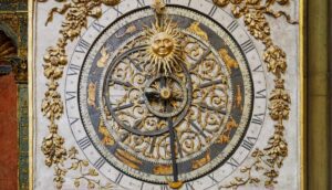 L’horloge astronomique de la cathédrale Saint-Jean - © Adobe Stock