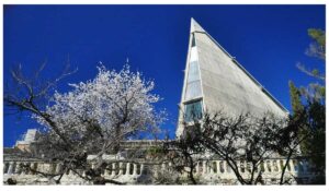 Chapelle pyramide © centre spirituel Notre-Dame du Roucas, site officiel