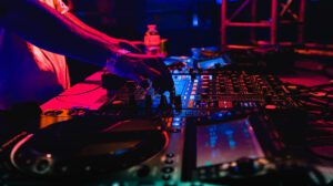 DJ aux platines - © Adobe Stock