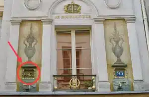 MACL sur la façade du Bourdon d'Or © Wikipédia