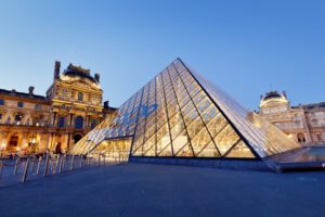 Pyramide du Louvre Paris Zigzag - https://depositphotos.com/fr/home.html