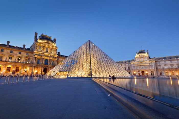 Pyramide du Louvre - depositphotos.com