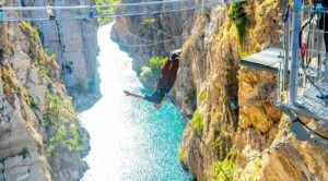 Saut à l'élastique au-dessus d'un canyon © AdobeStock_Dmitry