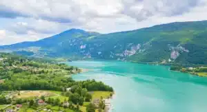 Lac d’Aiguebelette © Adobe Stock