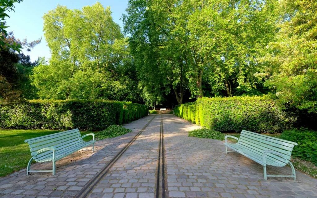 Les rails encore visibles de la période du château de Bercy © AdobeStock_hassan bensliman