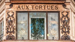 "Aux Tortues" Façade , @lesfacadesdeparis sur Instagram
