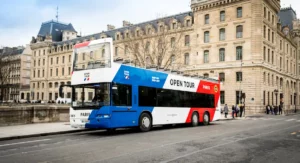 Bus touristique Paris © Adobe Stock