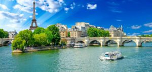 La Seine ou l'Yonne qui traverse Paris © AdobeStock_Alexi Tauzin