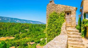Ancienne prison du village de Ménerbes sur le chemin de ronde © AdobeStock_dudlajzov
